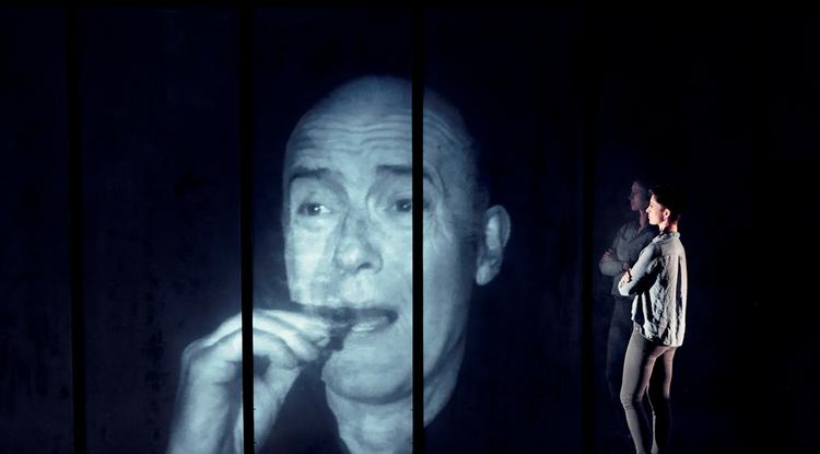 Klar. Bedst er 'The Blazing World', når situationen er klar, og skuespillerne går ind i den med hud og hår, som i godt, gammeldags, dramatisk teater. 