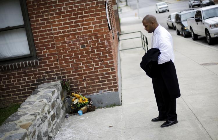 Minde. Blomster markerer det sted, hvor Freddie Gray blev anholdt 12. april. 