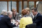 Premierminister. David Cameron kæmper for hver en stemme. Her har han slået sig ned på en café nær Manchester for at tale med gæsterne. 