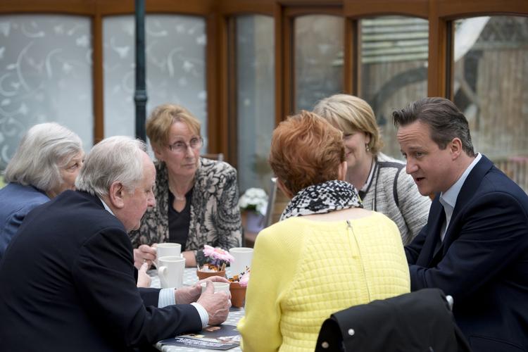 Premierminister. David Cameron kæmper for hver en stemme. Her har han slået sig ned på en café nær Manchester for at tale med gæsterne. 