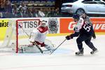 straffe. Slovakiets Marko Dano (th) scorer det afgørende mål i straffeslagskonkurrencen mod kampens bedste spiller, Danmarks keeper Patrick Galbraith. 