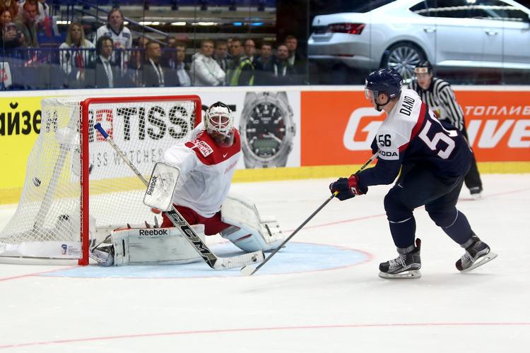 straffe. Slovakiets Marko Dano (th) scorer det afgørende mål i straffeslagskonkurrencen mod kampens bedste spiller, Danmarks keeper Patrick Galbraith. 