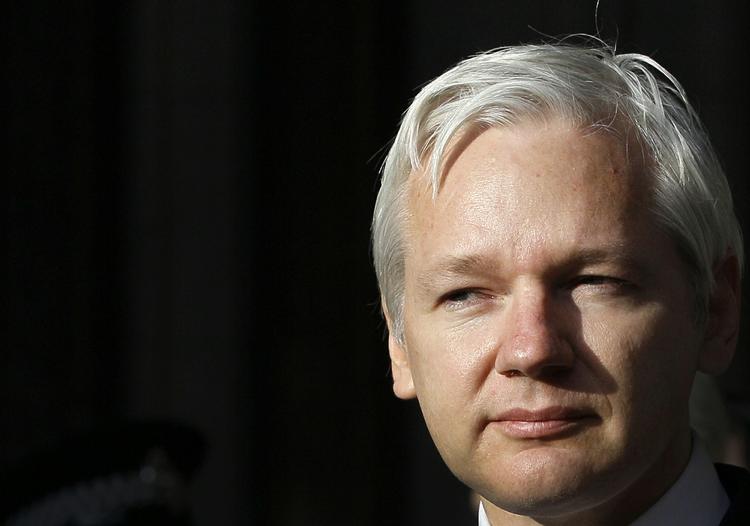 Lækager. Stifteren af WikiLeaks, Julian Assange, er i dag indespærret på snart tredje år på Ecuadors embassade i London. Hvis han forlader ambassaden, vil han blive anholdt og udleveret til Sverige, hvor han er anklaget for voldtægt. Han frygter dog, at den svenske stat til udlevere ham til USA, hvor han risikerer en lang fængselsstraf for at have lækket fortroligt materiale. 