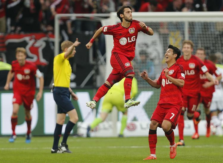 Jubel. Når man har banket bolden i kassen direkte på frispark, så har man lov at juble - og det var lige, hvad Hakan Calhanoglu gjorde. 