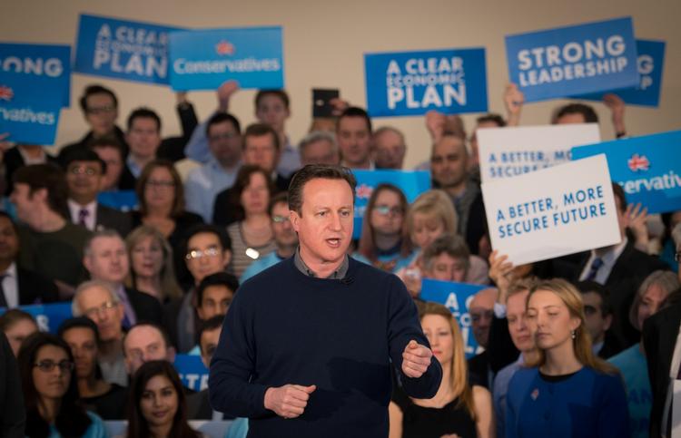 Premierministeren. Den forsvarende magthaver David Cameron fra de konservative til et valgmøde i marts. På torsdag skal briterne til valgstederne og - måske - vælge en ny leder. 