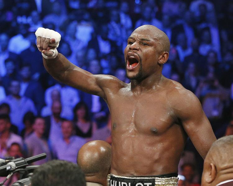 Ubesejret. Floyd Mayweather jubler efter pointsejren i Las Vegas. 