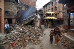 Katastrofe. Op til 110 efterskælv har rystet Kathmandu med over 6.200 døde og 14.000 sårede. 