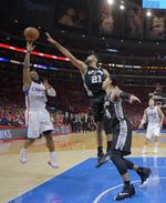 satsning. Los Angeles Clippers-spiller Chris Paul (tv) scorer de afgørende point i kampens sidste sekund mod  San Antonio Spurs. 