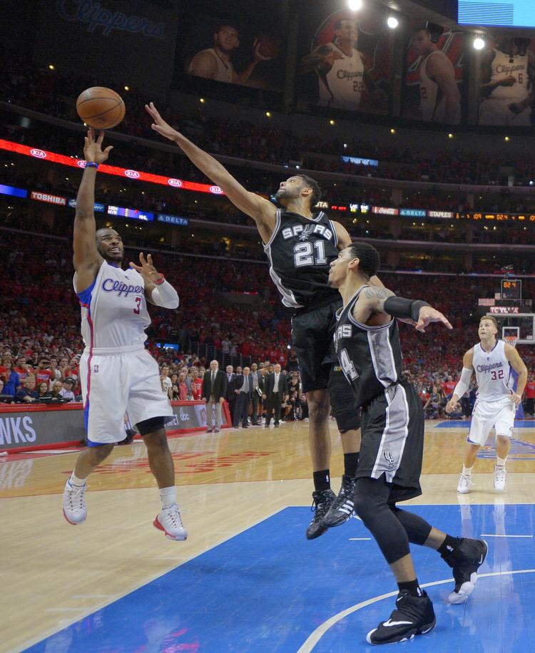 satsning. Los Angeles Clippers-spiller Chris Paul (tv) scorer de afgørende point i kampens sidste sekund mod  San Antonio Spurs. 