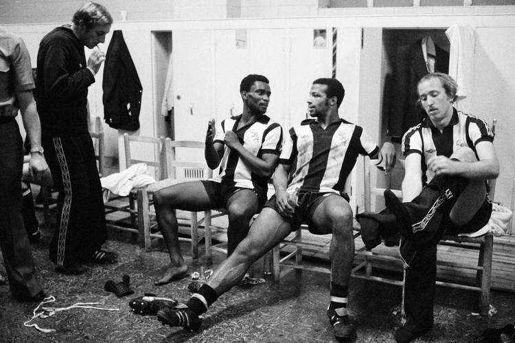 Fodbold. Laurie Cunningham (t.v.) og Cyrille Regis i West Bromwichs omklædningsrum i 1978. 
