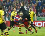 skadet. Bayerns Robert Lewandowski (nummer 9) får en hjernerystelse og brækker kindbenet under et sammenstød med Dortmunds målmand, Mitchell Langerak (th). 