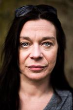 Arbejdsløs. Pilgrim Tucker fik frataget sin understøttelse, fordi hun ikke tog imod gratis tøj, hun ikke brød sig om. 