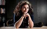 Klassekamp. Forfatteren Caitlin Moran er selv vokset op i arbejderklassen i Wolverhampton, har arbejdet som musikjournalist og kæmpet med vægten. Men så hører ligheden mellem hende og Johanna også op. 