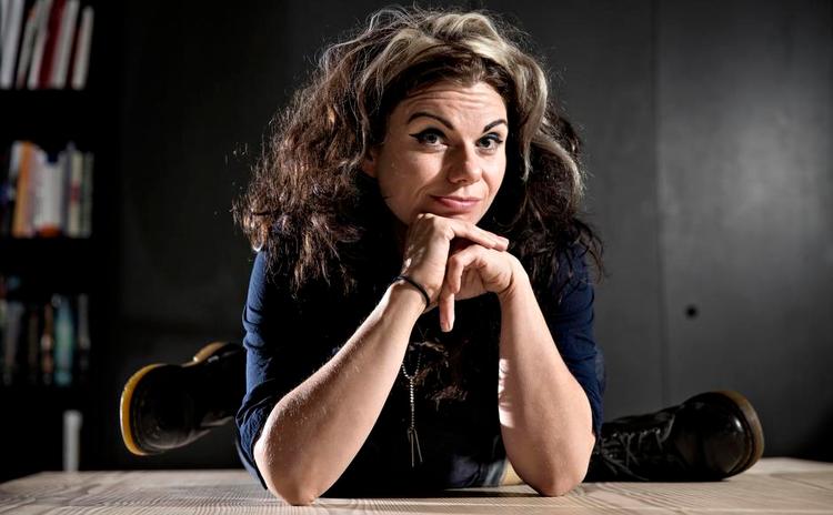 Klassekamp. Forfatteren Caitlin Moran er selv vokset op i arbejderklassen i Wolverhampton, har arbejdet som musikjournalist og kæmpet med vægten. Men så hører ligheden mellem hende og Johanna også op. 
