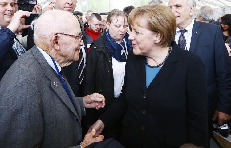 Krig. Tysklands kansler, Angela Merkel, har i dag gjort opmærksom på, at man aldrig må glemme krigens rædsler. 