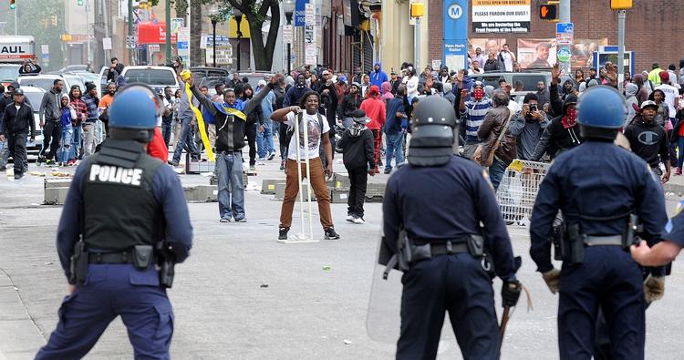 Optøjer. Siden 25-årige Freddie Grays død i politiets varetægt, er urolighederne blusset op i Baltimore, Maryland. Seks politibetjente er nu sigtet for hans død, hvilket har sat en dæmper på protesterne. I dag har borgmesteren ophævet det seks dage lange udgangsforbud. 