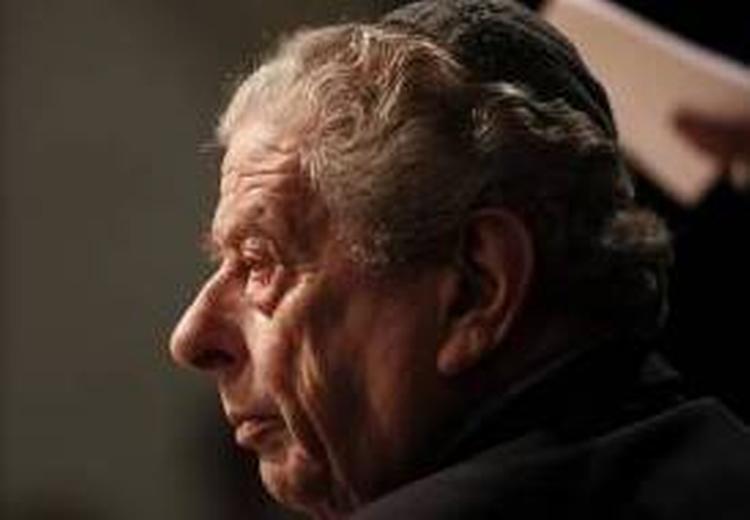 Hærværk. Forhenværende overrabiner Bent Melchior holdt foredrag i Anna Kirke på Nørrebro i dag. Tidligere på morgenen havde ukendte gerningsmænd malet graffiti på døren og smadret nogle af kirkens vinduer med brosten. 