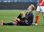 skadespause. Andreas Cornelius i smerte efter tacklingen, der brækkede FCK'erens ankel. 