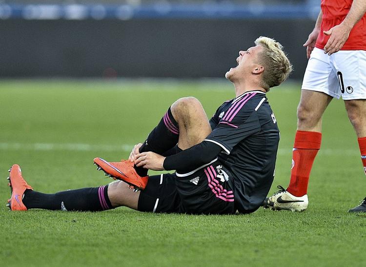 skadespause. Andreas Cornelius i smerte efter tacklingen, der brækkede FCK'erens ankel. 