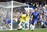 1-0. Chelseas Eden Hazard (th) jubler over sin scoring efter straffe. Målet sikrede endegyldigt London-holdet det engelske mesterskab. 