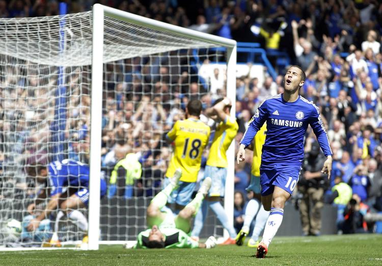 1-0. Chelseas Eden Hazard (th) jubler over sin scoring efter straffe. Målet sikrede endegyldigt London-holdet det engelske mesterskab. 