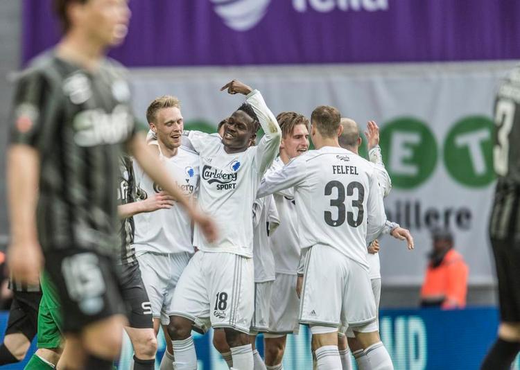 sejr. Det var en tung gang for Esbjerg-spillerne i Parken søndag aften, mens FCK-spillerne kunne fejre en 2-1-sejr. Foto: Anthon Unger/Polfoto 