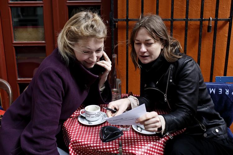 Pengeregn. De fleste danskere ville bruge en uventet økonomisk håndsrækning på at spare op eller afdrage gæld, men Camilla Enge og Marie Dahl ville bruge pengene på at etablere et bylandbrug. »Vi ville skabe noget. Udleve nogle drømme«, lyder det fra de to kvinder. 