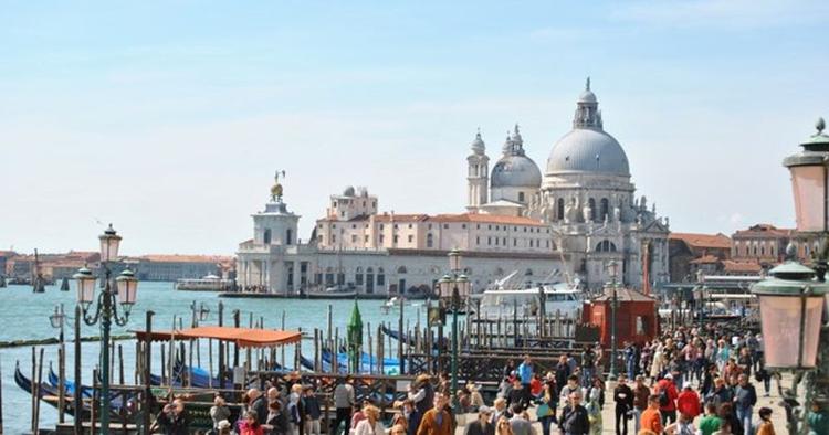 Attraktion. Gondoler og bådtaxaer - her foran Santa Maria Della Salute - er dyre, men man kan prutte om prisen langt fra turiststrøgene. 