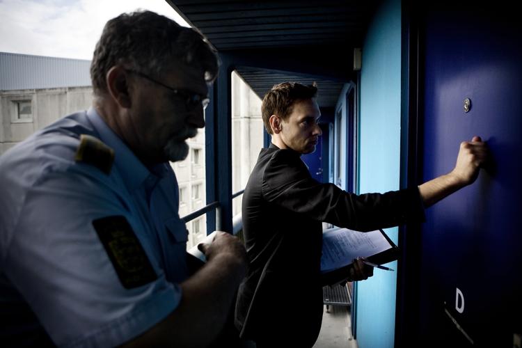 HALLO. Foged Martin Duss og en politibetjent banker på hos en familie der ikke har betalt huslejen. 27.000 lejere blev sat ud af boligen i perioden fra 2007 til 2013, viser ny rapport fra SFI. Men der er stor forskel på kommunernes hjælp til de trængte borgere. 