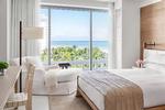 MIAMI. Havet skvulper lige uden for. Det er en af fordelene ved at bo på Hotel Edition Miami Beach. Det er et livligt område, men hotellet ligger i en afspærret enklave med privat adgang til havet. En nylig ombygning skal understrege de klassiske kvaliteter i et badehotel af høj standard, oplyser hotellet. 