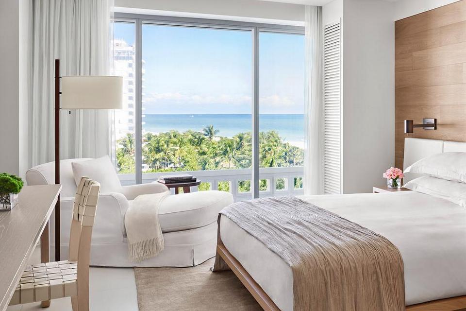 MIAMI. Havet skvulper lige uden for. Det er en af fordelene ved at bo på Hotel Edition Miami Beach. Det er et livligt område, men hotellet ligger i en afspærret enklave med privat adgang til havet. En nylig ombygning skal understrege de klassiske kvaliteter i et badehotel af høj standard, oplyser hotellet. 