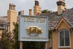 DORSET. Lækre hoteller er ikke kun et storbyfænomen. Det beviser The Pig (svinet, red.), der ligger ved stranden, nærmere bestemt ved Studland Bay i Dorset i Sydengland. Nogle af værelserne er indrettet i træskure, der tidligere har huset får. Standarden er dog hævet ganske meget siden da. 
