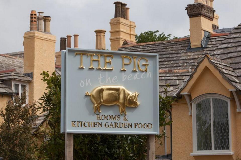 DORSET. Lækre hoteller er ikke kun et storbyfænomen. Det beviser The Pig (svinet, red.), der ligger ved stranden, nærmere bestemt ved Studland Bay i Dorset i Sydengland. Nogle af værelserne er indrettet i træskure, der tidligere har huset får. Standarden er dog hævet ganske meget siden da. 