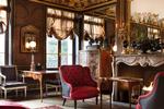 PARIS. La Réserve på adressen 42, Avenue Gabriel, kører den lidt tunge indretningsstil med marmor samt rødt fløjl og læder på inventaret. Hotellet ligger tæt på Concorde-pladsen. Altså et eksklusivt, men ikke noget folkeligt kvarter. Hotellet lover ultrapersonlig service, der udføres med den yderste diskretion. 
