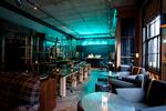 DUBLIN. The Dean Hotel beskriver sig selv som uhøjtideligt hotel, hvor man skal opleve, at man bare bor hos en kammerat. Det er dog en kammerat med en enkel, men luksuriøs indretningssmag. Skulle man ikke have lyst til at bevæge sig ud i centrum, er der Netflix på tv'et  i rummet, men også lp'er til pladespilleren. Hotellet har 52 værelser. 