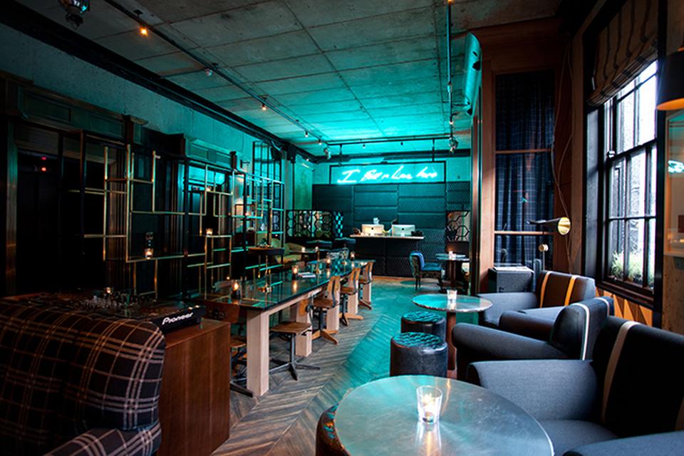 DUBLIN. The Dean Hotel beskriver sig selv som uhøjtideligt hotel, hvor man skal opleve, at man bare bor hos en kammerat. Det er dog en kammerat med en enkel, men luksuriøs indretningssmag. Skulle man ikke have lyst til at bevæge sig ud i centrum, er der Netflix på tv'et  i rummet, men også lp'er til pladespilleren. Hotellet har 52 værelser. 