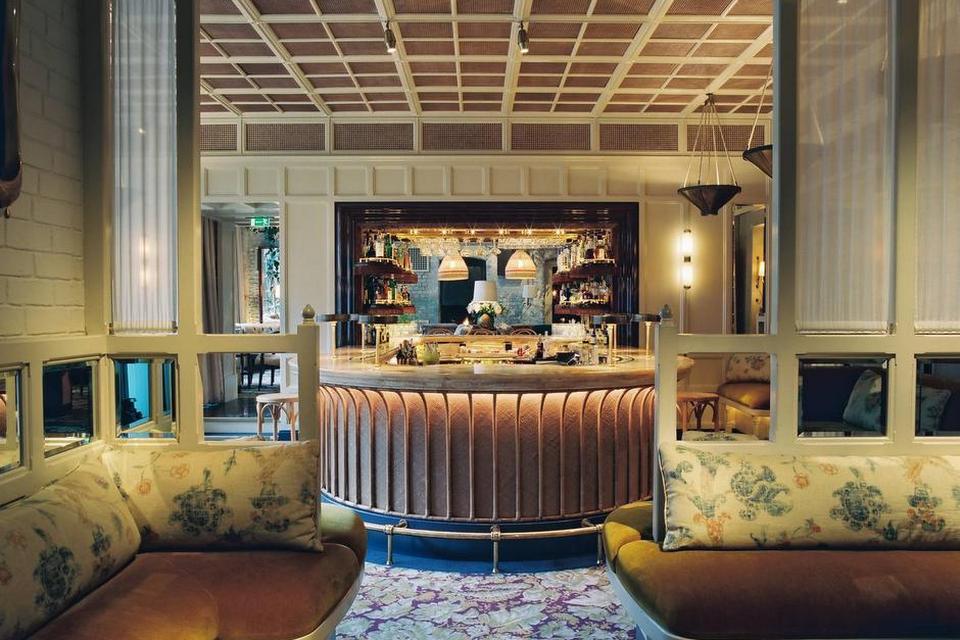 LONDON. Chiltern Firehouse, der ligger i bydelen Marylebone, er egentlig fra 1889,  men fremstår nu i renoveret stand. Hotellet har 26 værelser, og det tiltrækker mange af Londons mest kendte, f.eks. David Beckham, Kate Moss og David Cameron. Chiltern Firehouse/PRmstår nu i renoveret stand. Hotellet har 26 værelser, og det tiltrækker mange af Londons mest kendte. F.eks. David Beckham, Kate Moss og David Cameron. 