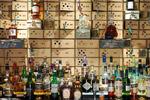 AMSTERDAM. Waldorf Astoria har gjort sit indtog på en klassisk adresse i Amsterdam, nemlig Herengracht. Bygningen stammer fra det 17. århundrede, men er moderniseret fra kælder til kvist. En velassorteret bar serverer lokale drinks, men også New York-klassikere, hvis ønskerne går i den retning. 