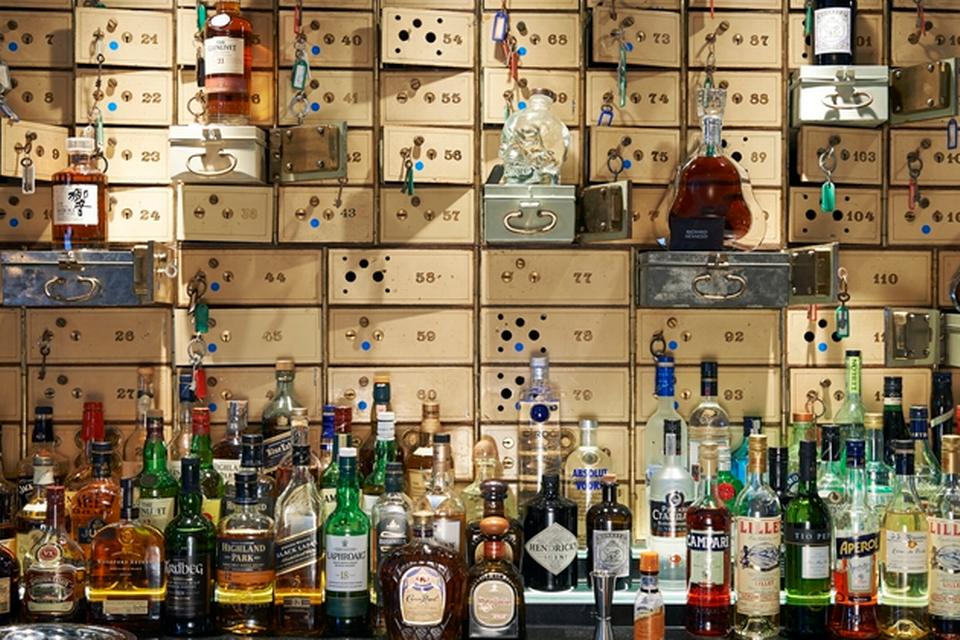 AMSTERDAM. Waldorf Astoria har gjort sit indtog på en klassisk adresse i Amsterdam, nemlig Herengracht. Bygningen stammer fra det 17. århundrede, men er moderniseret fra kælder til kvist. En velassorteret bar serverer lokale drinks, men også New York-klassikere, hvis ønskerne går i den retning. 