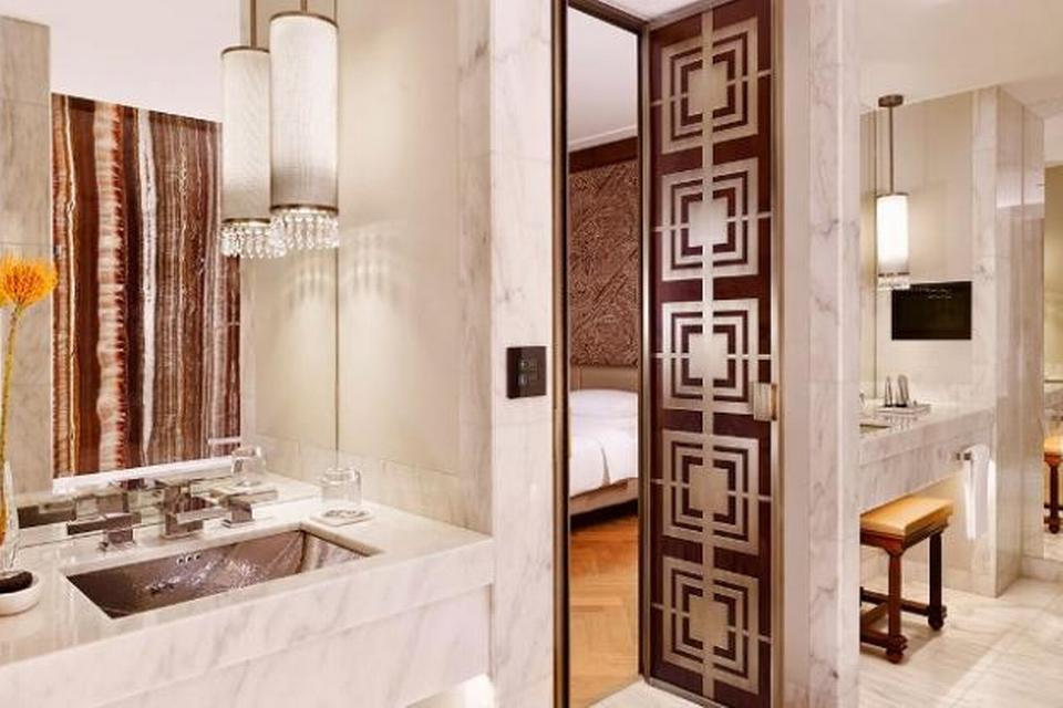 WIEN. Hotel Park Hyatt ligger i en bygning, der tidligere husede en ungarsk bank. Efter tre års renovering står hotellet nu klar og tilbyder ifølge egne oplysninger Wiens største hotelværelser. Stilen er ultraluksus og beliggenheden er yderst central. 
