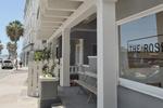 CALIFORNIEN. The Rose Hotel ligger lige ved Venice Beach i Los Angeles, en af storbyens mest livlige hoteller. The Rose Hotel er ikke tynget af alt for høje ambitioner. Ejerne siger på hjemmesiden: »Vi har aldrig bestræbt os på at lave det perfekte hotel. Væggene er tynde og byningen er lidt skrøbelig«. I hotellets tidligere liv var Jim Morrison og Dennis Hopper blandt gæsterne. 