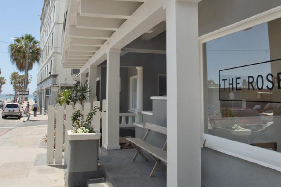 CALIFORNIEN. The Rose Hotel ligger lige ved Venice Beach i Los Angeles, en af storbyens mest livlige hoteller. The Rose Hotel er ikke tynget af alt for høje ambitioner. Ejerne siger på hjemmesiden: »Vi har aldrig bestræbt os på at lave det perfekte hotel. Væggene er tynde og byningen er lidt skrøbelig«. I hotellets tidligere liv var Jim Morrison og Dennis Hopper blandt gæsterne. 