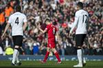 Ud. Steven Gerrard nåede at spille 45 sekunder i sit sidste ligamøde med Man. United. Efter sæsonen fortsætter han karrieren i USA hos LA Galaxy. 