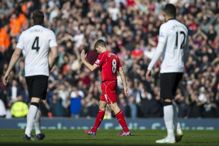 Ud. Steven Gerrard nåede at spille 45 sekunder i sit sidste ligamøde med Man. United. Efter sæsonen fortsætter han karrieren i USA hos LA Galaxy. 