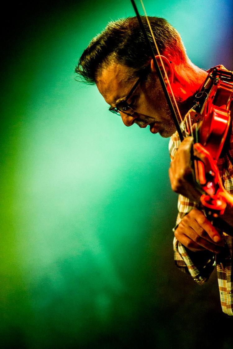 Torden. Nils Gröndahl indgår i flere bandsammenhænge, men på Spot var han alene og en overvældende oplevelse af støj og brutal violin. Foto: Spot Festival 