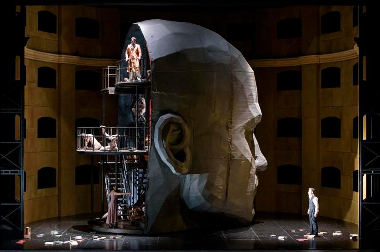 Freud. Kong Rogers eget enorme hoved fylder hele scenen på Royal Opera House i Covent Garden, og når det drejes, kommer Freuds opdeling i det underbevidste eller id'et, jeget og overjeget klart til syne. Foto: Royal Opera House 