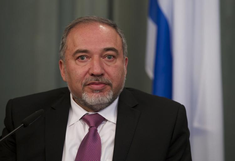 Exit. Israels udenrigsminister, Avigdor Liebermans, exit kan resultere i, at Netanyahu må danne en smallere alliance. 