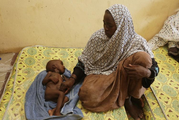 Gidsler. En af de kvinder, der blev reddet af nigerianske soldater i sidste uge, sidder sammen med sit undernærede  barn i en flygtningelejr i Yola. 