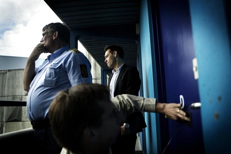 udsat. En stor del af de lejere, der bliver sat på gaden modtager ikke boligsikring, selvom de har krav på det. Her er foged Morten Duss (i baggrunden) på arbejde sammen med politiet og en låsesmed. 