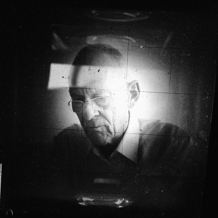 Helheden. Nordbrandts nye digte sidder langtfra alle lige i skabet, og de byder heller ikke på den store poetiske fornyelse, men tilsammen rammer de alligevel noget, som drager med sin dystre djævelskhed, og som, ja, løfter helheden op. 